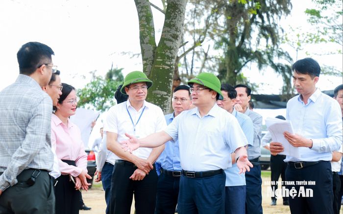 Phó Chủ tịch UBND tỉnh Phùng Thành Vinh kiểm tra công tác chuẩn bị cho việc triển khai Dự án Nhà máy Nhiệt điện LNG Quỳnh Lập vào ngày 20/3/2026. Ảnh: Thành Duy