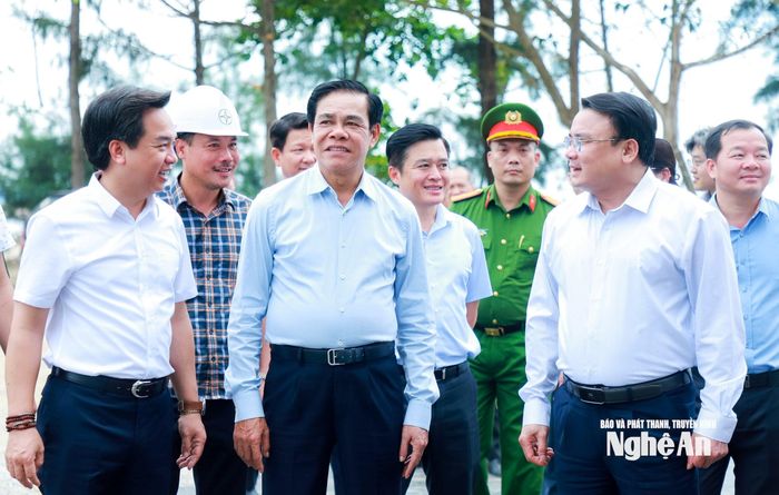 Chủ tịch UBND tỉnh Võ Trọng Hải cùng đoàn công tác của tỉnh kiểm tra tiến độ các công trình, dự án. Ảnh: Thành Duy