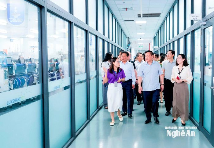 Đồng chí Nguyễn Khắc Thận - Ủy viên Trung ương Đảng, Bí thư Tỉnh ủy, Trưởng Đoàn ĐBQH tỉnh thăm nhà máy trong KCN VSIP tại xã Hưng Nguyên. Ảnh: Phạm Bằng