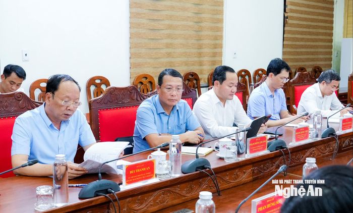 Lãnh đạo UBND tỉnh, các sở, ngành tham dự hội nghị. Ảnh: Phạm Bằng