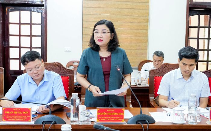 Đồng chí Nguyễn Thị Hồng Hoa - Chủ nhiệm Ủy ban Kiểm tra Tỉnh ủy báo cáo tại hội nghị. Ảnh: Phạm Bằng