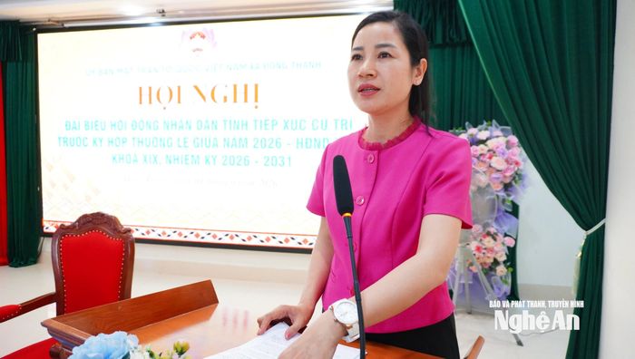 Đại biểu Phan Thị An báo cáo nội dung, chương trình kỳ họp. Ảnh: Trung Tú