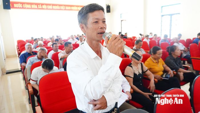 Cử tri Nguyễn Văn Huy phát biểu ý kiến tại hội nghị. Ảnh: Trung Tú