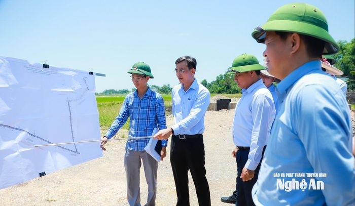 Lãnh đạo xã Yên Thành báo cáo tiến độ Dự án cải tạo, nâng cấp đường giao thông từ Quốc lộ 7B qua Quốc lộ 48E đến Tượng đài đồng chí Phan Đăng Lưu. Ảnh: Thành Duy