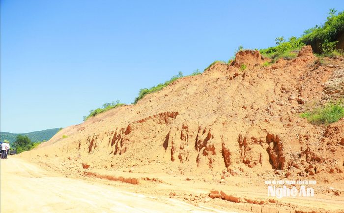 Dự án nâng cấp đường giao thông vùng nguyên liệu phục vụ dự án chế biến gỗ đi qua các xã Quỳnh Tam và xã Giai Lạc có một số đoạn bị ảnh hưởng bởi sạt lở. Ảnh: Thành Duy
