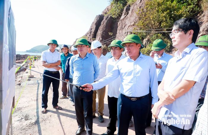 Phó Chủ tịch UBND tỉnh Hoàng Phú Hiền trao đổi về phương án giải phóng mặt bằng, thi công tuyến đường kết nối đường ven biển với khu đô thị, du lịch, thể thao Bãi Lữ trên địa bàn xã Hải Lộc. Ảnh: Thành Duy