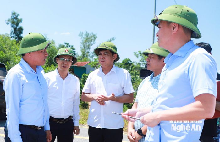 Phó Chủ tịch UBND tỉnh Hoàng Phú Hiền trao đổi với lãnh đạo xã Lương Sơn và Ban Quản lý dự án công trình giao thông Nghệ An về công tác phối hợp giải phóng mặt bằng. Ảnh: Thành Duy