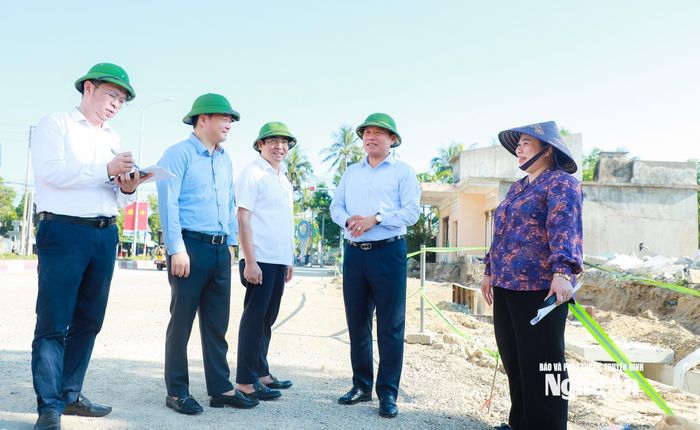 Phó Chủ tịch UBND tỉnh trao đổi với lãnh đạo UBND phường Cửa Lò và các sở, ngành về tiến độ các dự án. Ảnh: Thành Duy
