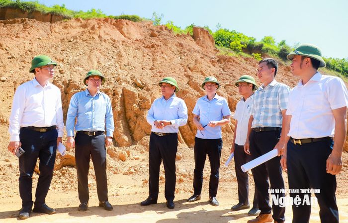Đoàn công tác kiểm tra Dự án nâng cấp đường giao thông vùng nguyên liệu phục vụ dự án chế biến gỗ đi qua các xã Quỳnh Tam và xã Giai Lạc. Ảnh: Thành Duy