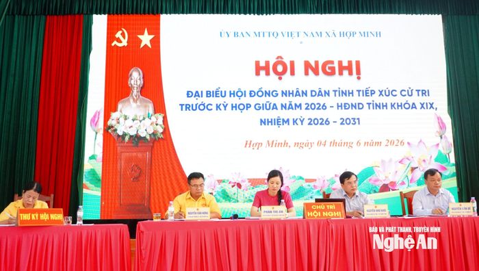 Các đại biểu dự Hội nghị tiếp xúc cử tri. Ảnh: Trung Tú