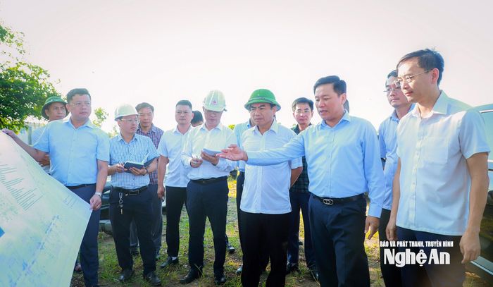 Phó Chủ tịch UBND tỉnh Hoàng Phú Hiền kiểm tra tiến độ Dự án xây dựng tuyến đường quy hoạch 18m nối Quốc lộ 46 với Đại lộ Vinh - Cửa Lò trên địa bàn phường Vinh Phú. Ảnh: Thành Duy