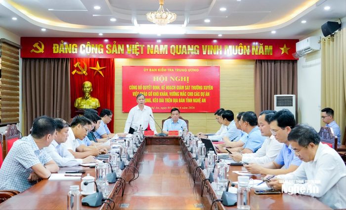 Hội nghị công bố quyết định, kế hoạch giám sát thường xuyên việc tháo gỡ khó khăn, vướng mắc cho các dự án tồn đọng, kéo dài trên địa bàn tỉnh Nghệ An. Ảnh: Phạm Bằng
