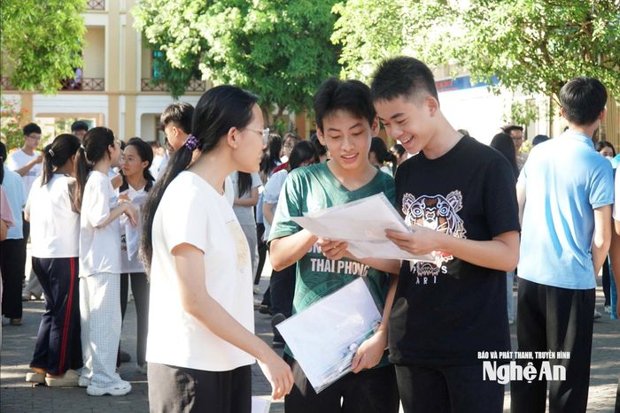 Thí sinh tham dự Kỳ thi tuyển sinh vào lớp 10. Ảnh: Mỹ Hà