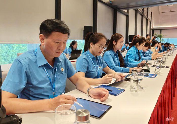 Đoàn đại biểu Hà Tĩnh tham gia các nội dung của ngày làm việc thứ nhất.