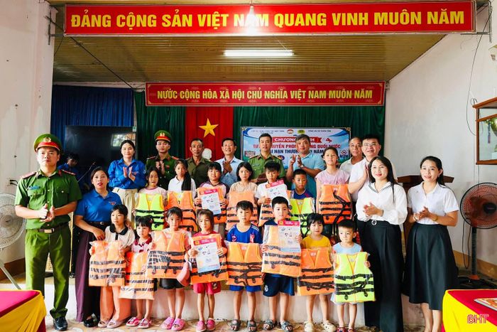  Công an xã Thiên Cầm tổ chức tuyên truyền phòng chống đuối nước và tai nạn thương tích cho người dân và các em học sinh trên địa bàn xã Thiên Cầm. Ảnh: Thông tin xã Thiên Cầm. 