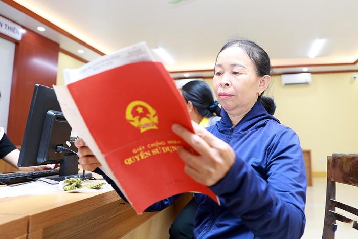 Chủ tịch UBND cấp xã được quyết định giao đất, cho thuê đất, cho phép chuyển mục đích sử dụng đất và công nhận quyền sử dụng đất đối với cá nhân.
