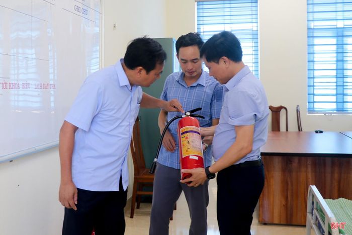 Cán bộ điểm thi Trường THPT Lý Tự Trọng kiểm tra các trang thiết bị máy móc, công tác phòng chống cháy nổ.