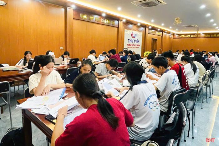 Trường THPT Lý Tự Trọng mở cửa thư viện, tạo điều kiện cho học sinh ôn tập.