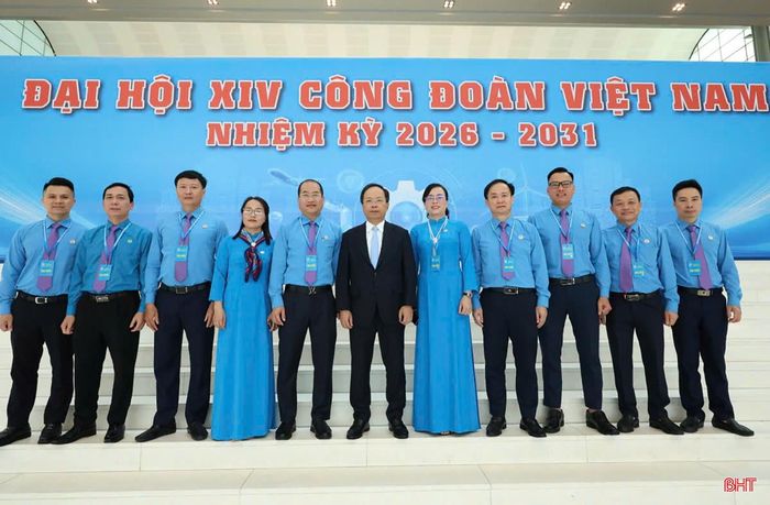 Bí thư Tỉnh ủy Nguyễn Duy Lâm chụp ảnh lưu niệm cùng đoàn đại biểu Hà Tĩnh tham dự đại hội.