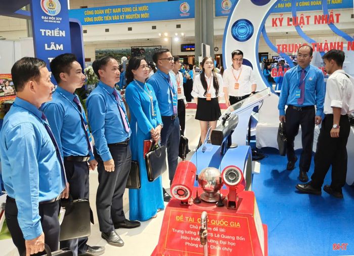 Các thành viên đoàn đại biểu Hà Tĩnh tham quan không gian trưng bày các sản phẩm sáng tạo bên lề đại hội.