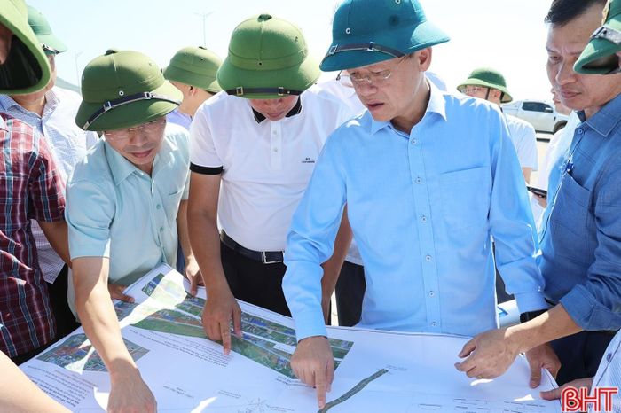 Phó Bí thư Thường trực Tỉnh ủy nghe báo cáo các vướng mắc về giải phóng mặt bằng của các dự án.