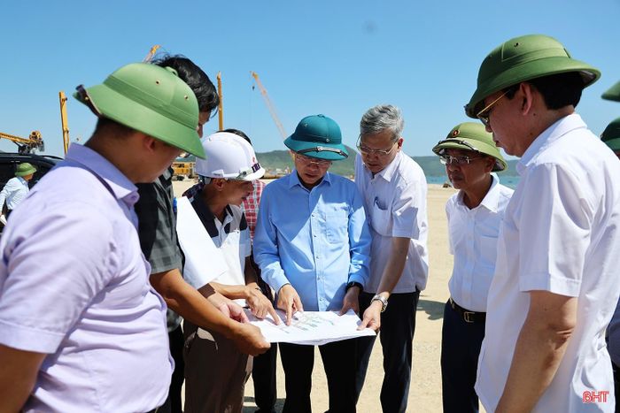 Phó Bí thư Thường trực Tỉnh ủy Nguyễn Hồng Lĩnh kiểm tra thực địa tại Dự án Bến cảng quốc tế Sơn Dương.