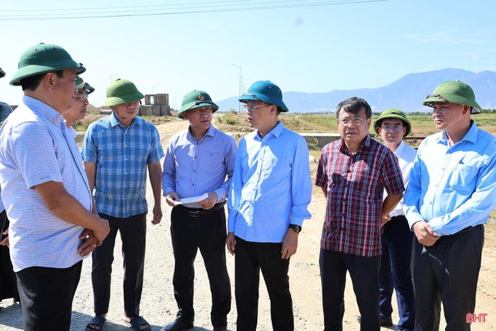 Các đồng chí lãnh đạo tỉnh nghe báo cáo tiến độ các dự án.