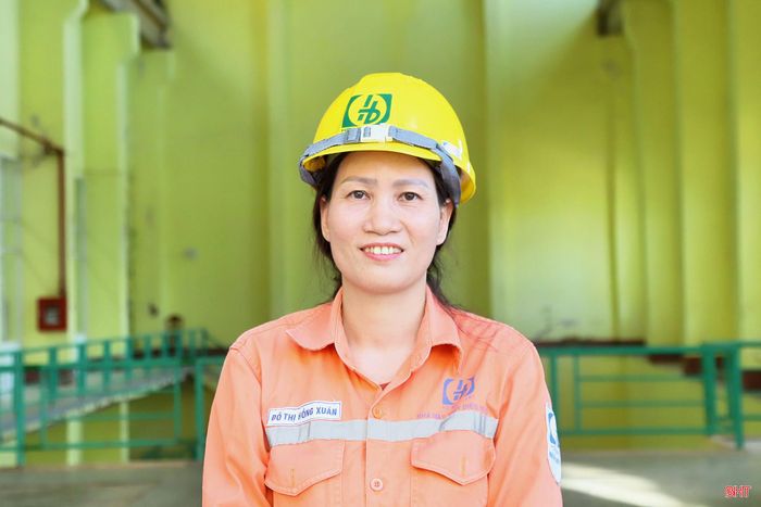 Tôi là Đỗ Thị Hồng Xuân (SN 1981, quê xã Hương Đô), nữ công nhân vận hành duy nhất của Nhà máy Thủy điện Hố Hô. Tôi đã có gần 20 năm gắn bó với nhà máy. Từng ấy thời gian là từng ấy năm tôi đồng hành cùng những tổ máy phát điện, những ca trực xuyên đêm và cả những mùa mưa lũ căng thẳng.