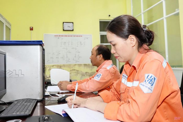 Đều đặn mỗi giờ, tôi lại ghi chép số liệu vận hành vào sổ nhật ký.