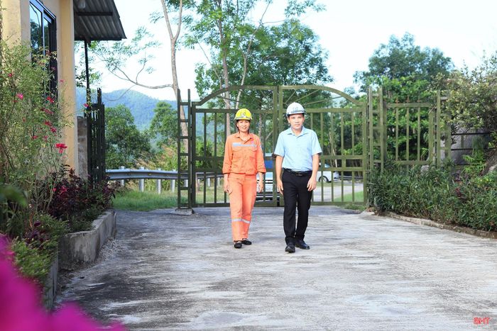 Trong ca trực, ngoài việc theo dõi, vận hành hệ thống tại phòng điều khiển trung tâm, tôi cũng thường xuyên cùng lãnh đạo nhà máy kiểm tra hiện trường, đặc biệt là khu vực đập đầu mối và các hạng mục công trình trọng yếu. Đồng hành cùng tôi hôm nay là anh Nguyễn Bá Tuấn – Phó Giám đốc Nhà máy Thủy điện Hố Hô.