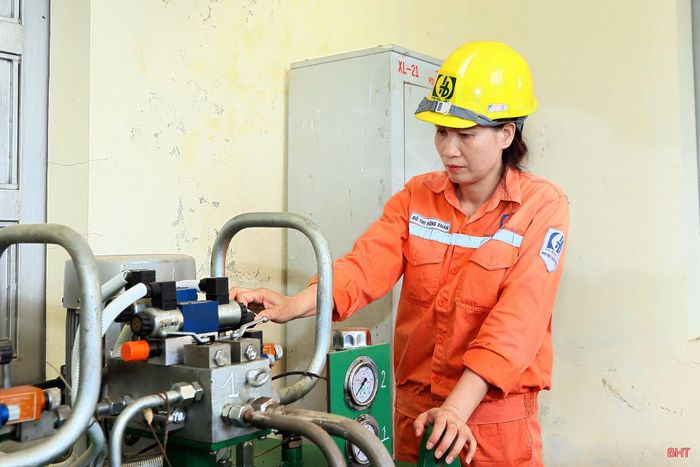 Sau khi kiểm tra mực nước hồ chứa, tôi tiếp tục kiểm tra các hạng mục trong dây chuyền sản xuất. Những thao tác đóng cắt, kiểm tra thiết bị hay xử lý các tình huống phát sinh là những công việc quen thuộc của tôi sau nhiều năm gắn bó với nghề.