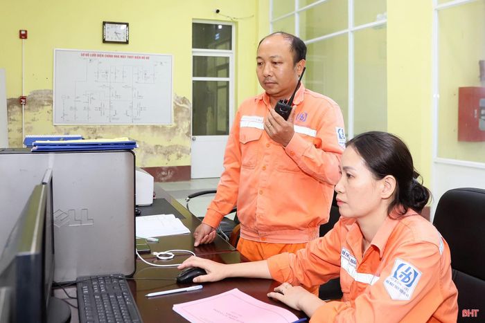 Hiện nay, mực nước hồ chứa liên tục suy giảm, ảnh hưởng trực tiếp đến phương án phát điện. Trong ca trực, anh Nguyễn Anh Dũng - Trưởng ca vận hành luôn cùng tôi theo dõi sát sao số liệu thủy văn, lưu lượng nước về hồ và mực nước thực tế để xây dựng “kịch bản” vận hành phù hợp.