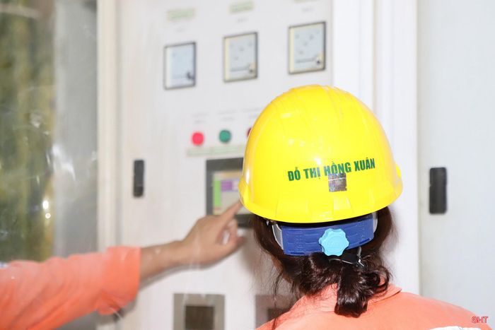 Bởi vậy, với tôi, mỗi ca trực không đơn thuần là hoàn thành nhiệm vụ được giao, mà là trách nhiệm giữ cho dòng điện được phát lên an toàn, ổn định. Đó cũng là niềm tự hào của một người công nhân ngành điện cần mẫn góp phần thắp sáng những mái nhà, tạo nên guồng quay sản xuất trong những nhà máy, xí nghiệp.