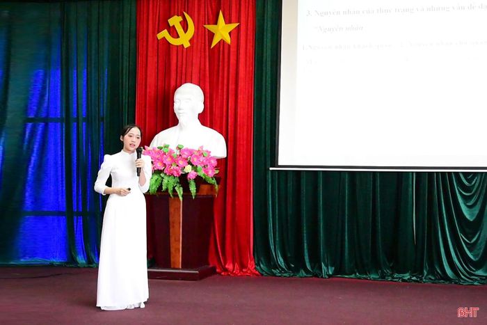 Sinh viên trình bày đề tài tại hội nghị.