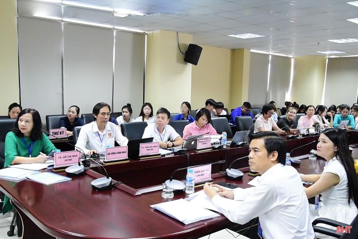 Đông đảo giáo viên, sinh viên tham dự hội nghị.