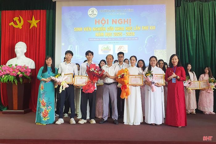  Dịp này, Trường Đại học Hà Tĩnh đã trao giấy khen cho những sinh viên đạt giải tại Hội nghị Sinh viên nghiên cứu khoa học lần thứ XVI, năm học 2025-2026. 