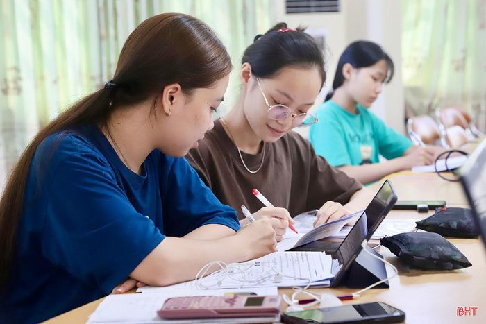 Để tạo điều kiện thuận lợi cho bạn đọc, thư viện duy trì mở cửa phục vụ cả ngày những ngày cuối tuần. Việc bố trí thời gian phục vụ linh hoạt góp phần đáp ứng tốt hơn nhu cầu tiếp cận thông tin, tra cứu tài liệu của các nhóm độc giả khác nhau.
