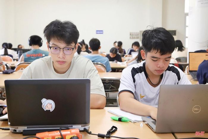 Không chỉ thu hút học sinh tiểu học, Thư viện tỉnh Hà Tĩnh còn là địa điểm được nhiều học sinh lớp 12 lựa chọn để ôn thi. Ở đây, các em không chỉ tìm thấy sự yên tĩnh để tập trung, mà còn dễ dàng tiếp cận các nguồn tài liệu chính thống, phục vụ tối đa cho Kỳ thi tốt nghiệp THPT năm 2026.