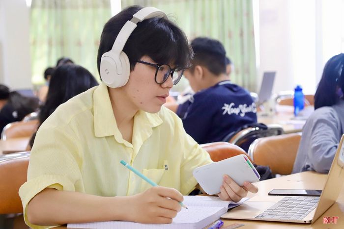  Em Nguyễn Thị Việt Hà - học sinh lớp 12A12, Trường THPT Mai Thúc Loan cho biết: “Thư viện là môi trường lý tưởng để chúng em học nhóm và ôn thi. Lợi thế lớn nhất là mỗi khi gặp những dạng bài khó hoặc nội dung chưa hiểu, em có thể tìm kiếm các dạng sách tham khảo để củng cố lại kiến thức”. 