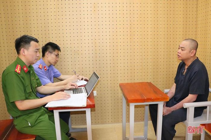 Cơ quan điều tra làm việc với đối tượng Trần Văn Thành.