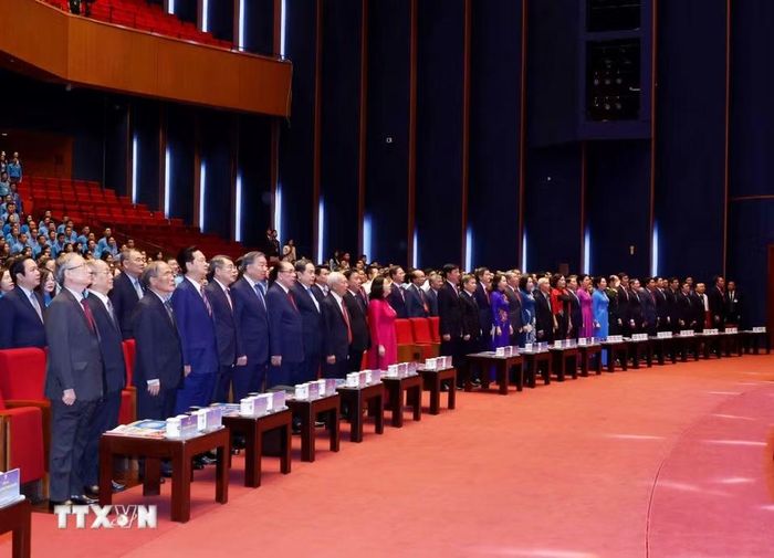 Các đại biểu thực hiện nghi thức chào cờ. (Ảnh: Thống Nhất/TTXVN)