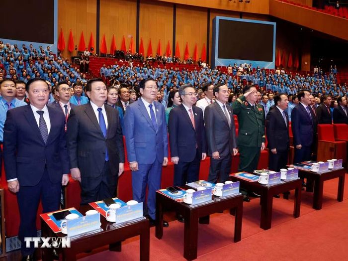 Các đại biểu thực hiện nghi thức chào cờ. (Ảnh: Thống Nhất/TTXVN)