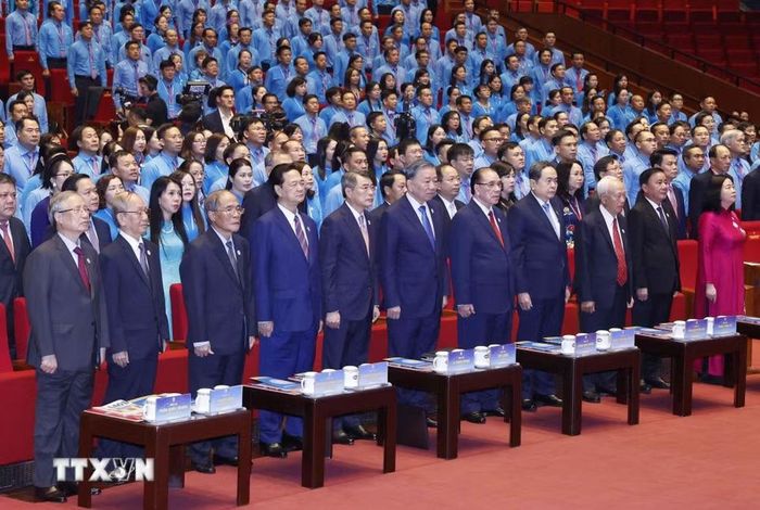 Tổng Bí thư, Chủ tịch nước Tô Lâm cùng các đồng chí lãnh đạo, nguyên lãnh đạo Đảng, Nhà nước và đại biểu thực hiện nghi thức chào cờ. (Ảnh: Thống Nhất/TTXVN)