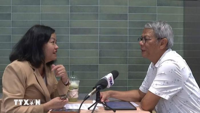 Học giả Thái Lan Supalak Ganjanakhundee trao đổi với phỏng vấn phóng viên TTXVN. (Ảnh: Phạm Hải/TTXVN)