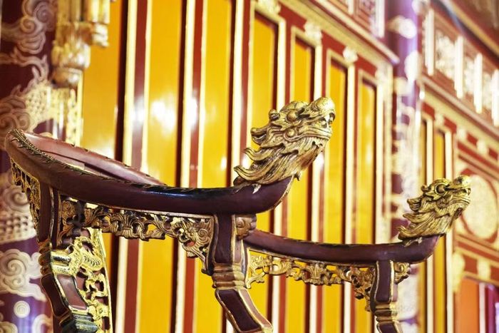Tay ngai của “Ngai vua triều Nguyễn” được tăng cường độ bền vững, khi trưng bày trở lại tại Điện Thái Hòa - Đại Nội Huế, từ ngày 4/6/2026. (Ảnh: Nguyên Lý/TTXVN)