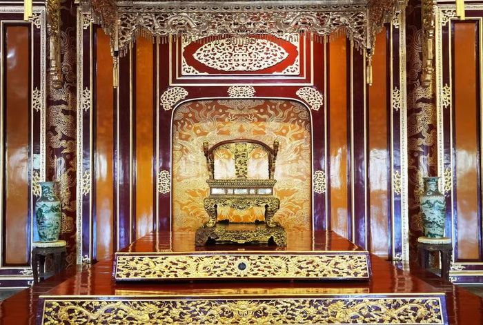 Trước đó, ngày 24/5/2025, Bảo vật quốc gia “Ngai vua triều Nguyễn” bị một đối tượng phá hoại, làm gãy tay ngai phía bên trái, khiến 14 mảnh vỡ bị tách rời với kích thước không đồng nhất. Ngay sau sự việc, bảo vật được đưa về Bảo tàng Cổ vật Cung đình Huế để triển khai công tác phục chế. (Ảnh: Nguyên Lý/TTXVN)