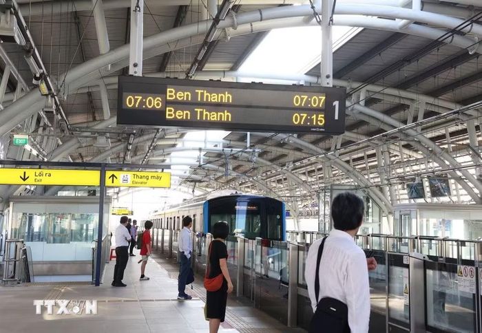 Hành khách chờ tàu Metro số 1 tại ga Thảo Điền, phường An Khánh, Thành phố Hồ Chí Minh. (Ảnh: Hồng Đạt/TTXVN)