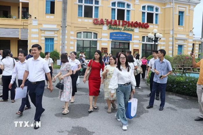 Ngày đầu Hải Phòng thí điểm đưa đón cán bộ, công chức đi làm bằng tàu hỏa. (Ảnh: Hoàng Ngọc/TTXVN)