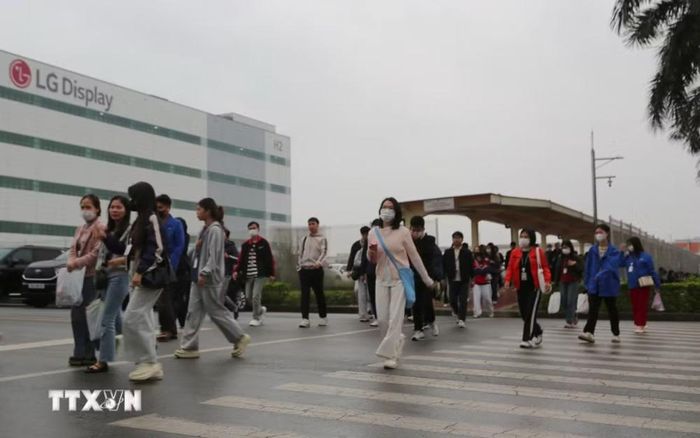 Người lao động di chuyển đến các doanh nghiệp trong Khu công nghiệp Tràng Duệ, Hải Phòng sáng 24/2. (Ảnh: Minh Thu/TTXVN)
