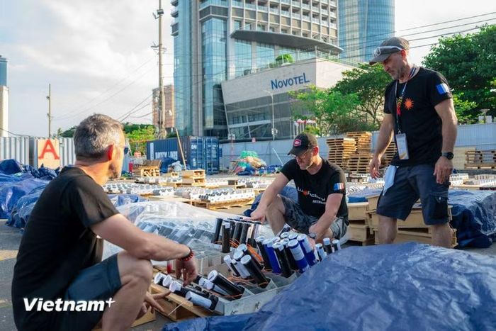 Đạo pháo hoa đến từ Pháp chuẩn bị tại bãi bắn. (Ảnh: PV/Vietnam+)